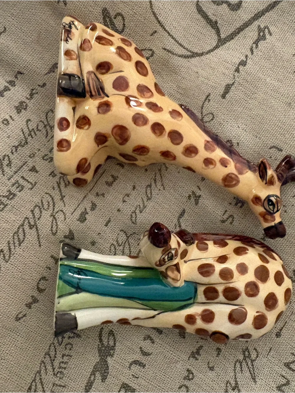 Ceramic Giraffe Salt and Pepper Shakers Spot Detail